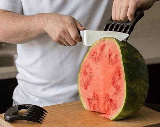 Vleesklauw die gebruikt wordt om een halve watermeloen te snijden.