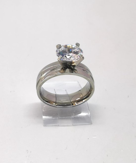 Deze prachtige ring van edelstaal met fonkelend kwaliteit zirkonia van Ø 8 mm het steen is op 4 pootjes gezet en het ring zelf is met vele streep bewerkt, maat 17