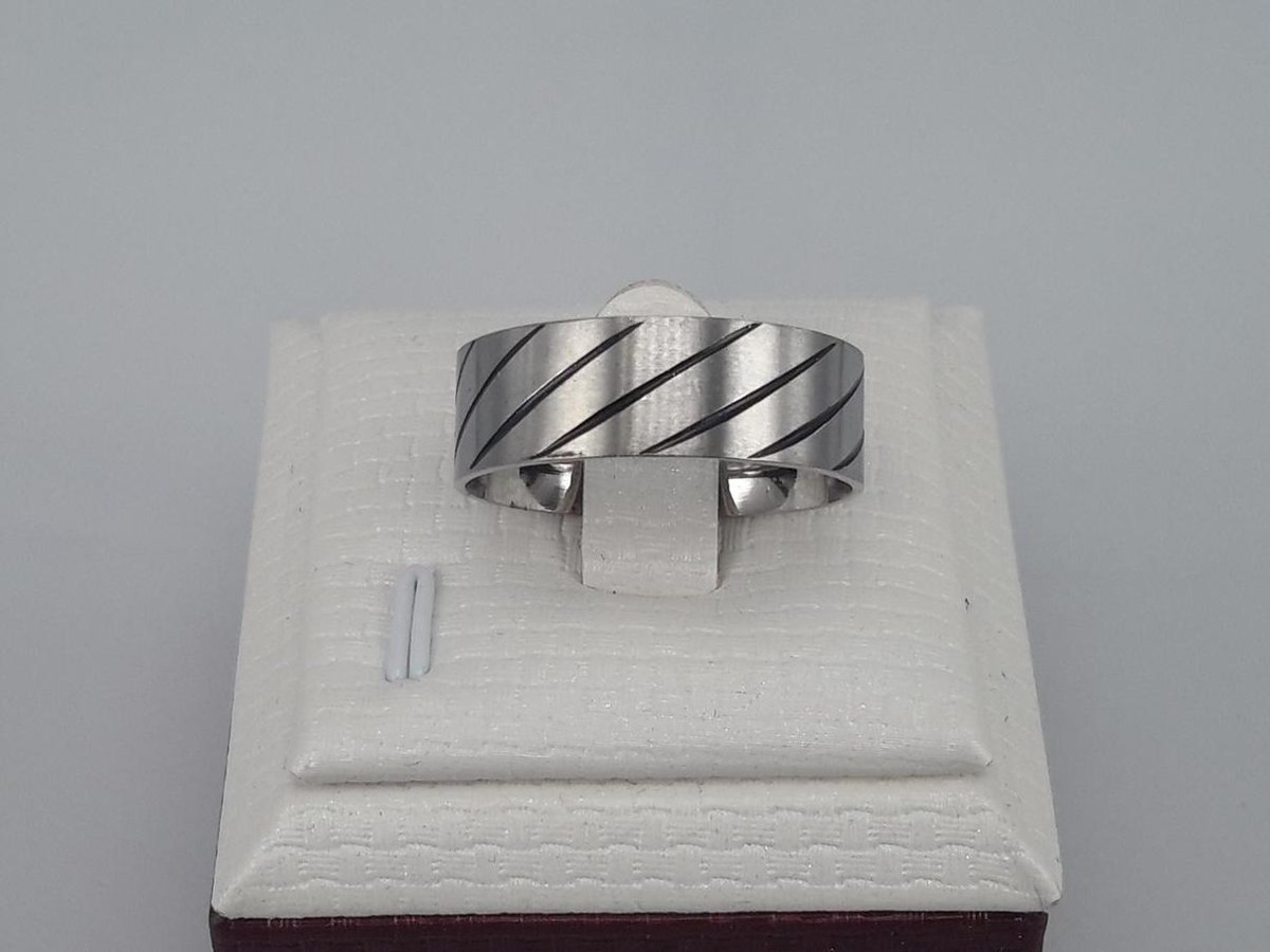 RVS zilverkleurig ring maat 18 met schuin dunne streep zwart coating. Deze ring is zowel geschikt voor dame of heer.