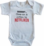 Witte romper met "Sssssst... Oma en ik zitten te netflixen" - maat 80 - babyshower, zwanger, cadeautje, kraamcadeau, grappig, geschenk, baby, tekst, bodieke