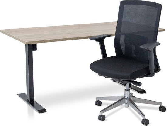 Een verstelbaar zwart bureaustoel met chromen onderstel en wieltjes naast een rechthoekig, lichtbruin houten zit-sta bureau met zwart frame.