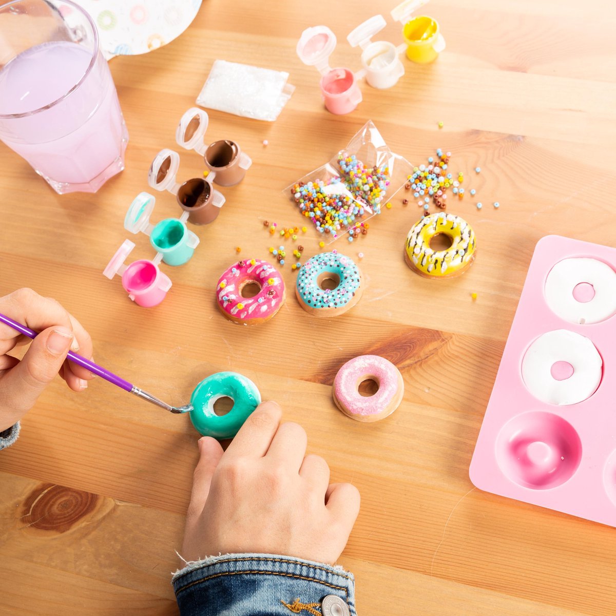 Totum Donut Factory knutsel koffertje - donuts gips gieten en schilderen - creatief speelgoed meisjes en jongens vanaf 5 jaar knutselen cadeautip — afbeelding 9