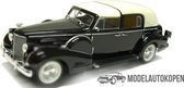 1938 Cadillac V16 Fleetwood (Zwart) (30cm) 1/18 Signature Models + Unieke modelauto sticker! | Modelauto - Schaalmodel - Model auto - Miniatuurauto - Miniatuurautos - Film auto - Filmauto's