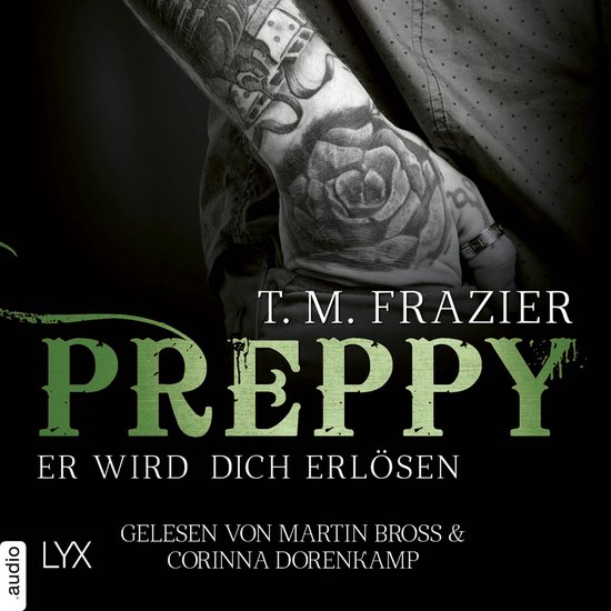 Boekomslag van T.M. Frazier's 'Preppy - Er wird dich erlösen'. Een tatoeërende man met getatoeëerde armen die een deel van een boek vasthoudt.