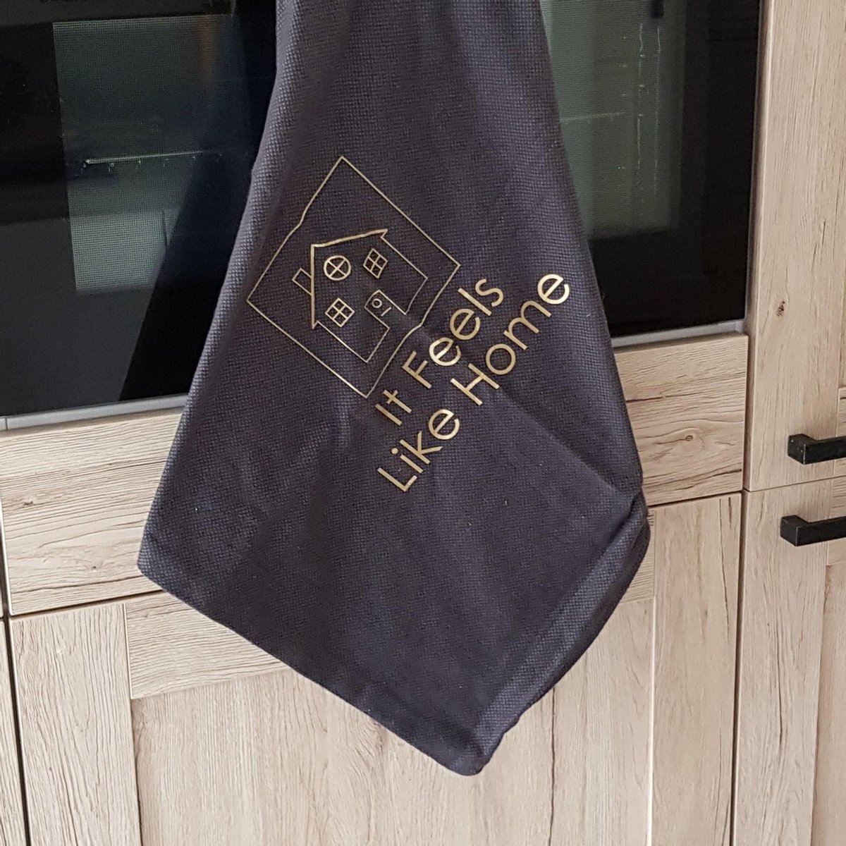 Theedoek met grappige tekst bedrukt corona thuis home cadeau vriend vriendin collega opa mama papa opa en oma vrouwen dames mannen heren  vrouwen dames mannen heren anders dan tekstbord verjaardag man vrouw Moederdag vaderdag  verjaardagscadeau