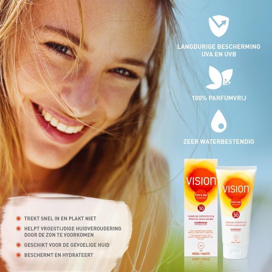 Vrolijke vrouw met zonnebrandcrème Vision SPF 30. Met iconen voor bescherming en waterbestendigheid.