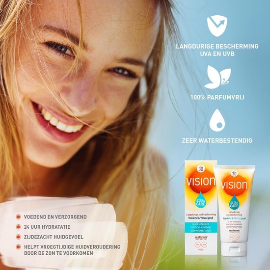 Close-up van een lachende vrouw, met Vision zonnebrandcrème SPF 30 Extra Care tubes en verpakkingen.