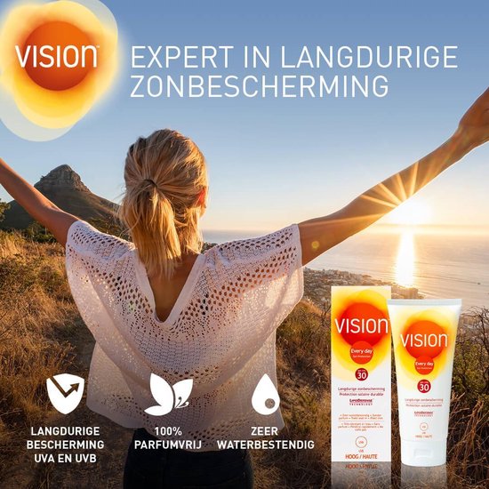 Vrouw met armen omhoog op een berg bij zonsondergang. Vision zonnebrandcrème: langdurige bescherming, 100% parfumvrij, zeer waterbestendig.
