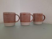 Drie bruine keramieken kopjes met de hand beschilderd