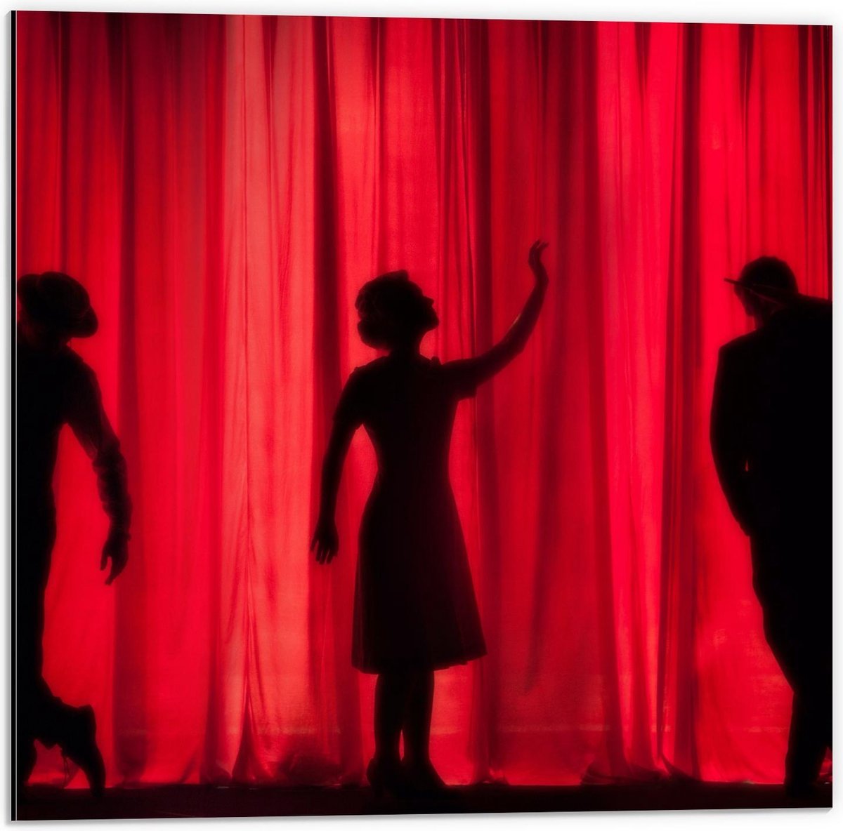 Dibond - Drie Mensen Voor een Rood Gordijn in een Theater - 50x50cm Foto op Aluminium (Met Ophangsysteem)
