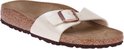 Parelmoer witte Birkenstock slipper met enkelvoudige band, koperkleurige gesp en kurken voetbed.