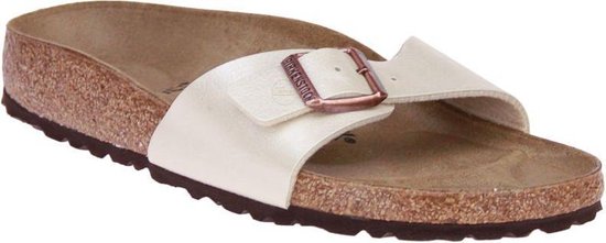 Parelmoer witte Birkenstock slipper met enkelvoudige band, koperkleurige gesp en kurken voetbed.