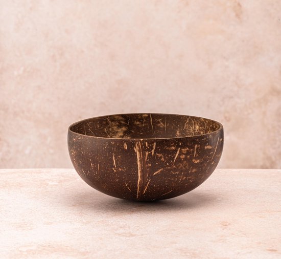 Coconut Bowls - Kokosnoot Kom - Medium size - Doorsnede Ø 13 cm - Inhoud 500 ml - Levenslange Garantie - Handgemaakt in Vietnam - Coconut Bowls by Amana Living
