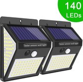 HomeBasics Solar Buitenlamp met Bewegingssensor 2 Stuks | 140 LEDs | Wit Licht | Tuinverlichting op Zonne Energie | Wandlamp | Buitenlamp Met Sensor
