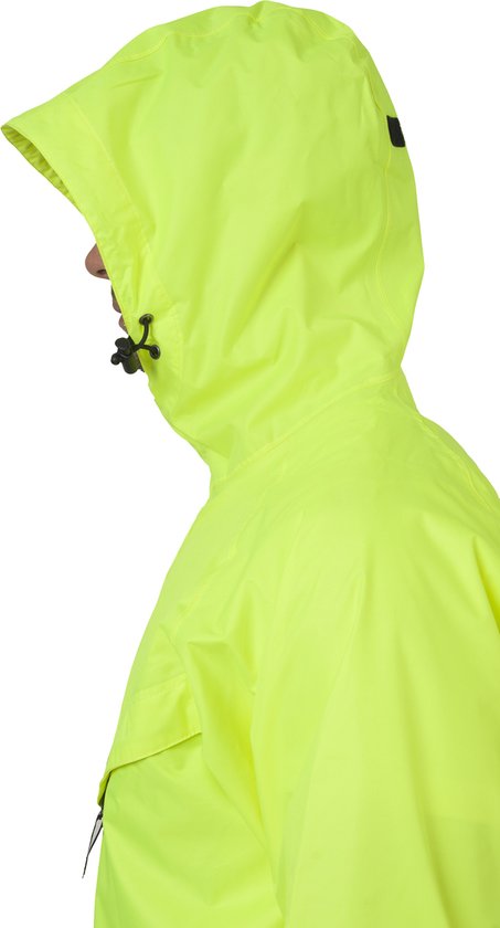 Detail van de capuchon van een fluorescerende gele regenjas met trekkoord.