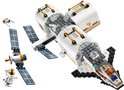 Wit LEGO ruimtestation met zonnepanelen, shuttle en astronauten, op witte achtergrond.