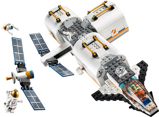 Wit LEGO ruimtestation met zonnepanelen, shuttle en astronauten, op witte achtergrond.