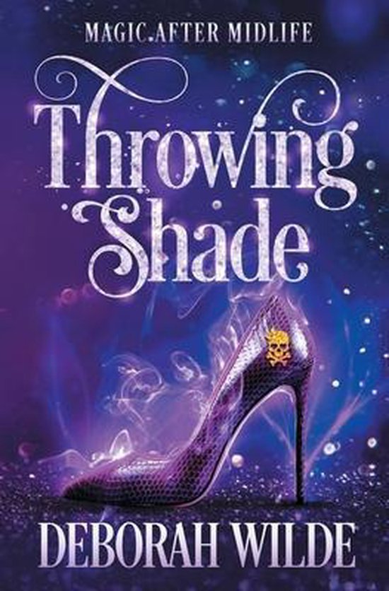 Boek kaft met de titel "Throwing Shade" en een paarse slangenhuid hak met een schedel-en-kruisbotten embleem.