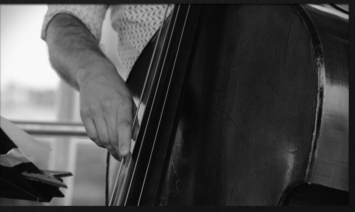Schilderij - cellist - Collectie music - Forex met zwarte lijst - 118x70cm