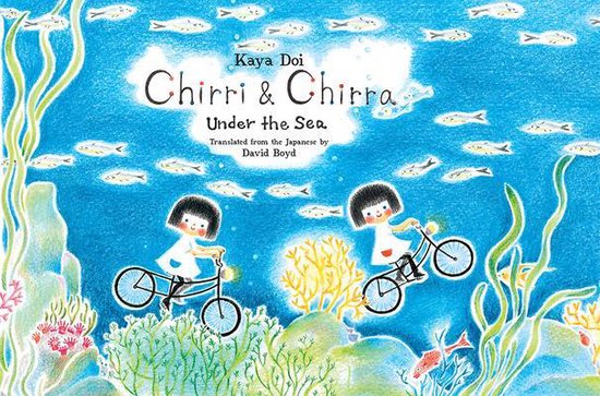 Boekomslag 'Chirri & Chirra Under the Sea' met twee meisjes op fietsen onder water, omringd door vissen en koraal.