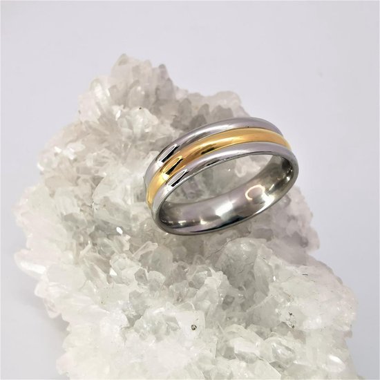 Edelstaal zilverkleurig triple diagonale streep ring, beide zijkant zilver en midden goudkleur. maat 17. Deze ring is zowel geschikt voor dame of heer. - Lili 41