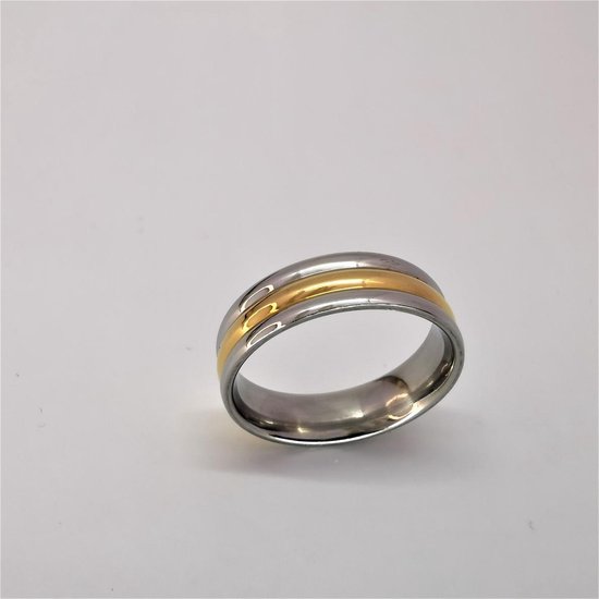 Edelstaal zilverkleurig triple diagonale streep ring, beide zijkant zilver en midden goudkleur. maat 17. Deze ring is zowel geschikt voor dame of heer. - Lili 41