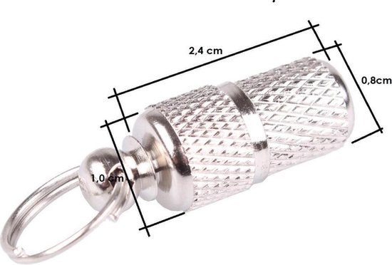 Een zilverkleurige metalen adreskoker met schroefdop en sleutelring, met afmetingen aangeduid: 2,4 cm lengte, 1,0 cm diameter dop, 0,8 cm diameter koker.
