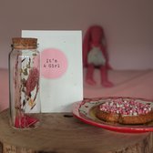 Tiny & tender - Hoera een meisje - Geboorte - Droogbloemen - Roze - Meisje - Droogbloem in fles - Flesje met kruk - Geboorte cadeau - Cadeau gift - Cadeau idee