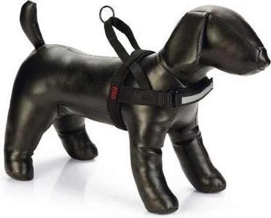 Zwart hondentuig op een zwart model hond, met reflecterende strip.