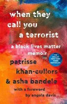 Boekomslag van 'When They Call You a Terrorist: A Black Lives Matter Memoir' met tekst op een kleurrijke, abstracte achtergrond.