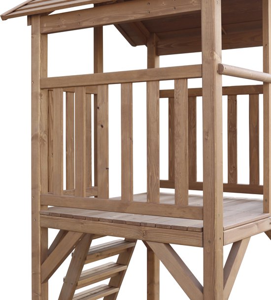 Detail van houten speeltoren met platform, hekwerk en trap.