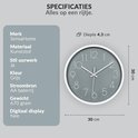 Grijze wandklok met witte wijzers en cijfers, met specificaties voor merk, materiaal, uurwerk, kleur, stroombron, gewicht en display.