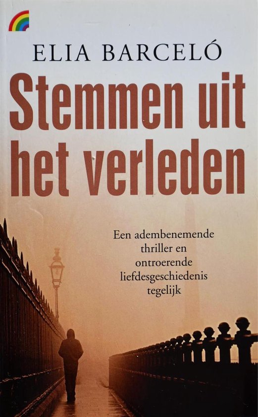 Boekomslag 'Stemmen uit het verleden' met een man die loopt op een natte straat.