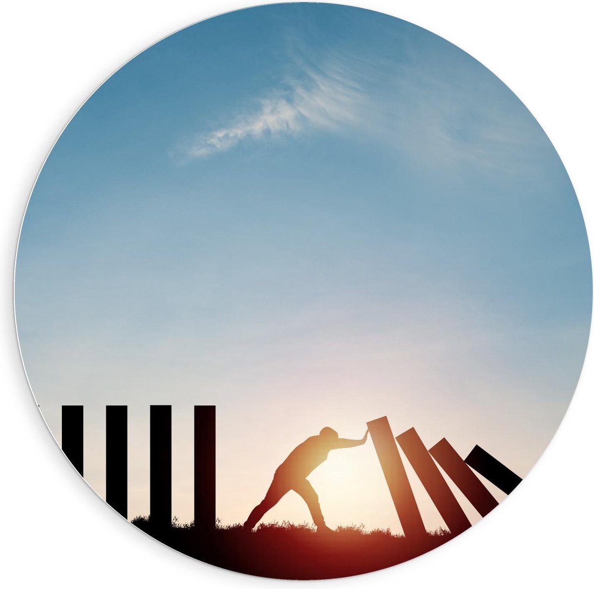 Forex Wandcirkel - Persoon duwend tegen Palen - 90x90cm Foto op Wandcirkel (met ophangsyst