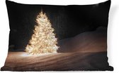 Sierkussens - Kussen - Een verlichtte kerstboom tijdens de nacht - 60x40 cm - Kussen van katoen
