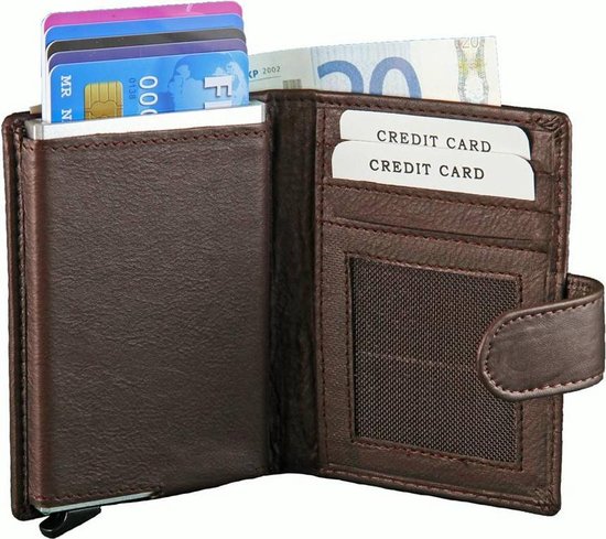 Donkerbruine leren creditcardhouder van Figuretta, open met meerdere creditcards, bankbiljetten en een vakje met rits.
