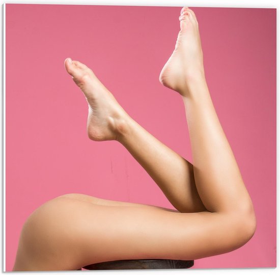 Forex - Onderlichaam van Vrouw op Kruk met Roze achtergrond - 50x50cm Foto op Forex