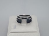RVS ring zwart met 2 fijne zilverkleurige glittercoating. maat 23. Deze ring is zowel geschikt voor dame of heer in de kleur zwart met zilver glitter.