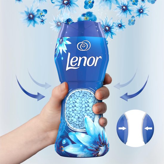 Main tenant une bouteille de perles de parfum Lenor "Zeebries". Illustration de compression et de perles blanches.