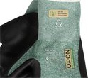 Gedetailleerde opname van een groene gebreide manchet met OX-ON logo en recycle-icoon.