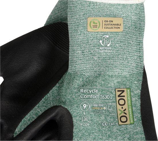 Gedetailleerde opname van een groene gebreide manchet met OX-ON logo en recycle-icoon.