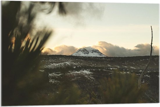 Acrylglas - Witte Berg tussen Witte Wolken - 90x60cm Foto op Acrylglas (Met Ophangsysteem)