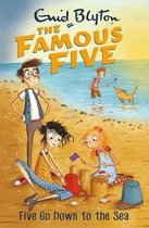 De cover van het kinderboek 'Five Go Down to the Sea' uit de serie 'The Famous Five' van Enid Blyton, met vier kinderen en een hond op het strand.