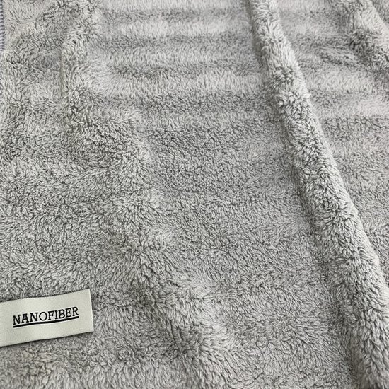 Grijze zachte microfiber doek met het "NANOFIBER" label.