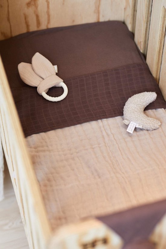 Baby ledikant met lakentje in bruin, grijs en beige. Met konijnenrammelaar en maan knuffel.