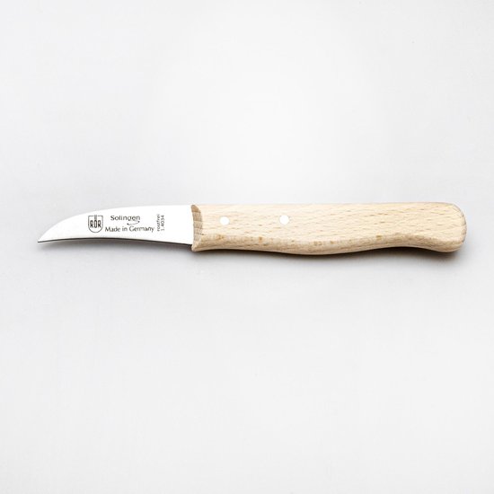 Zilverkleurig gekromd mesje met licht houten handvat, liggend op een lichte achtergrond.