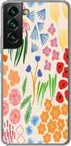 Geschikt voor Samsung Galaxy S22 hoesje - Bloemen - Patronen - Veldbloemen - Siliconen Telefoonhoesje