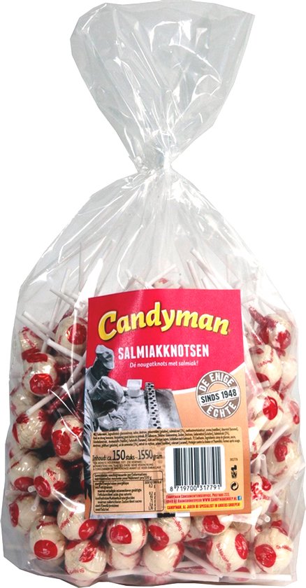 Een grote doorzichtige zak met Candyman Salmiakknotsen lolly's. De lolly's zijn wit met rode accenten en hebben een roze wikkel met tekst. Op de zak een rood label met 'Candyman Salmiakknotsen'.