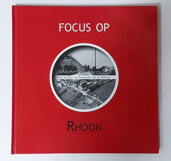 Rood boek met in het midden een cirkel met zwart-wit foto van een dorp, 'FOCUS OP RHOON' in witte letters erboven, 'RHOON' in grote witte letters eronder.