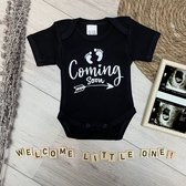 Romper - Coming soon - maat: 80 - korte mouw - baby - aankondiging zwangerschap - zwanger - rompertjes baby - rompertjes baby met tekst - rompers - rompertje - rompertjes - stuks 1 - zwart